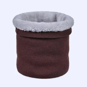 Détail d'un tour de cou en tricot marron avec doublure en fausse fourrure grise