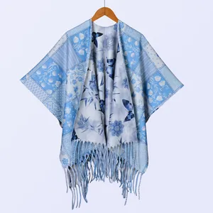 Detailansicht des Schmetterlingsmusters und der langen Fransen an diesem blauen Cape