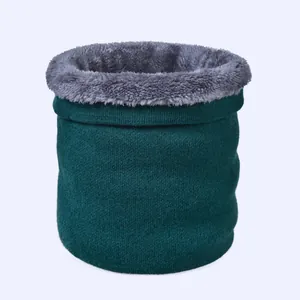 Détail du tricot fin et de la doublure en peluche grise du tour de cou hivernal