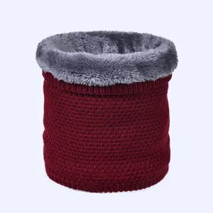 Gros plan du tour de cou en tricot avec texture nid d'abeille bordeaux et doublure polaire grise