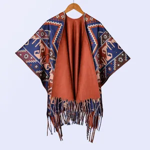 Detailansicht des böhmischen geometrischen Strickmusters und der Fransen am Poncho