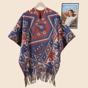 Nahaufnahme des böhmischen Strickmusters und der langen Fransen am dicken Winter-Poncho