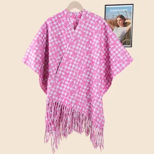 Detailansicht eines rosa Hahnentritt-Strickschals mit weicher Textur und langen Fransen