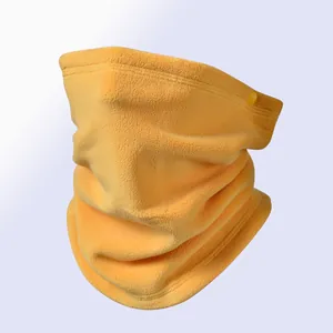 Λεπτομέρεια από κίτρινο περιλαίμιο fleece με πυκνή ζεστή υφή και προσεγμένες ραφές