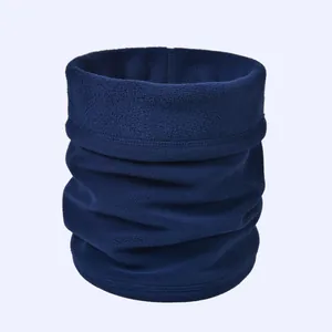 Λεπτομερής όψη της υφής fleece σε μπλε σκούρο και των ραφών του περιλαίμιου για τον χειμώνα