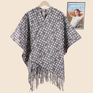 Detail des Retro-Hahnentritt-Schals mit eleganten Quastenfransen und Stricktextur
