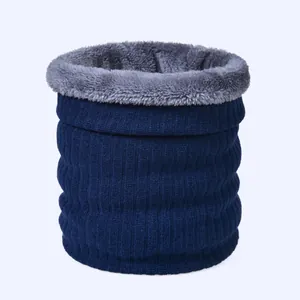 Λεπτομέρεια από τη γκρίζα επένδυση fleece και την μπλε πλεκτή υφή του περιλαίμιου