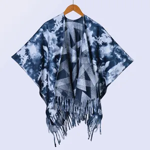 Detailansicht eines Batik-Schals mit Tintenmuster, Sternmotiv und Fransen am Saum