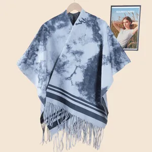 Detail eines blau-grauen Batikschaals mit Streifensaum und dichten Fransenverzierung