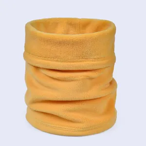 Λεπτομέρεια από έντονο κίτρινο περιλαίμιο fleece με μαλακή θερμική υφή και ραφές