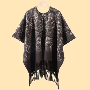Detailopname van boheemse paisley gebreide sjaal met dikke franjes en retro patronen