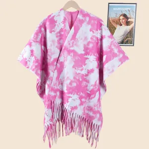 Detail eines rosa-weißen Tie-Dye-Schals mit langen Fransen und weicher Fleece-Struktur