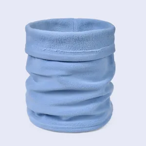 Λεπτομέρεια από γαλάζιο περιλαίμιο fleece με μαλακή υφή και προσεγμένη ραφή