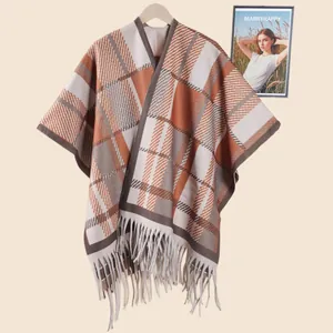 Detail eines karierten Strickschals mit Fransen und eleganter Textur im Ink-Wash-Stil