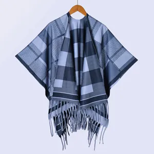 Detail eines navy-grau karierten Schals mit weichem Winterstoff und langen Fransenrand
