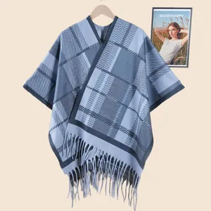 Detailaufnahme des blauen Karo-Schals mit weichem Kaschmir-Gefühl und eleganten Fransen
