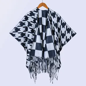 Detail von Strickschal mit Hahnentrittmuster, Schachbrettgewebe und Fransenabschluss