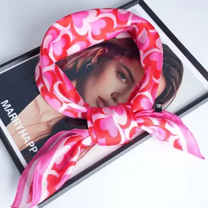 Carré de soie rose avec imprimé cœur romantique pour femme, nœud élégant et lustre soyeux
