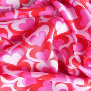 Foulard élégant en satin à motif cœurs avec texture soyeuse pour femmes raffinées