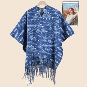 Detail eines dunkelblauen Strickschals mit Tribal-Mustern und weichen Fransen am Rand