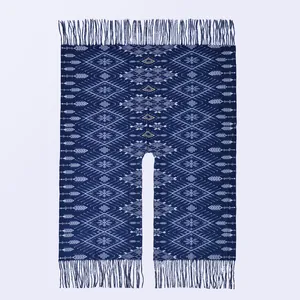 Detail von marineblauem Strickschal mit weißen Ethno-Mustern und langen Quastenfransen