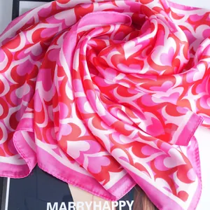 Foulard romantique en satin de soie pour femmes avec motifs de cœurs roses et rouges