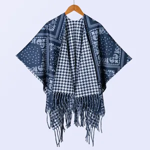 Detail eines dicken doppelseitigen Schals mit Paisley-Muster und Hahnentrittfutter
