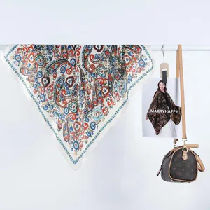 Détail de foulard carré en satin à motif cœur avec texture soyeuse et imprimé cachemire