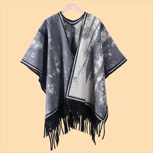Châle en tricot épais pour femme avec motif encre de Chine et bordures à franges