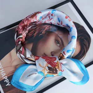 Foulard en satin soyeux à imprimé floral bleu noué en nœud sur magazine de mode
