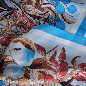 Foulard en soie synthétique avec motifs baies et finition satinée brillante