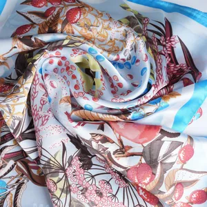 Élégant foulard en soie bleu clair avec imprimés botaniques de fleurs et de baies