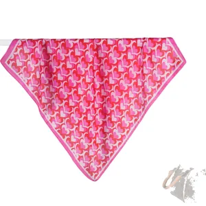 Carré de soie romantique à motif cœurs rose et rouge pour femmes, accessoire élégant