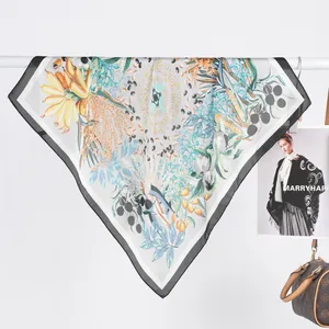Vue détaillée d'un foulard en soie aux imprimés botaniques et bordures noires chics