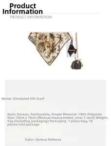 Détail d'un foulard en soie à imprimé tropical et d'un mini sac à main assorti