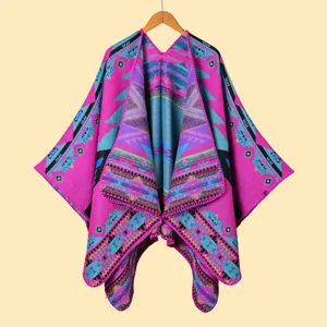 Poncho invernale spesso con motivi geometrici colorati e design in maglia etnica