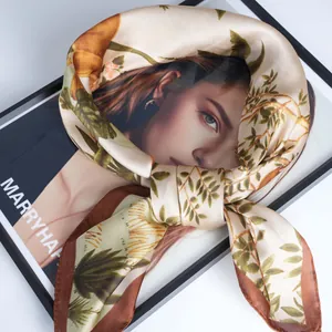 Foulard en satin 70cm à imprimé floral tropical beige champagne pour femme