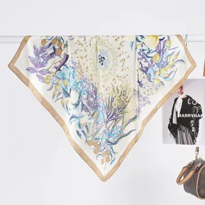 Détail d'un élégant foulard en soie ivoire avec imprimé citron et fleurs sur barre