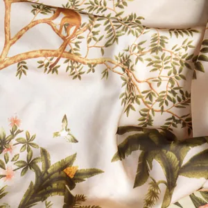 Détail d'un foulard en soie avec feuilles de palmier tropicales et imprimé singe doré