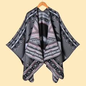 Mantella in maglia spessa da donna con motivi geometrici a rombi nei colori grigio e rosa