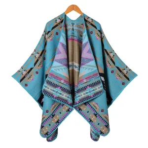 Scialle spesso in maglia con motivi geometrici boho su appendino per le donne