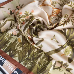 Foulard en soie imprimé forêt tropicale avec motif cerf et texture satinée élégante