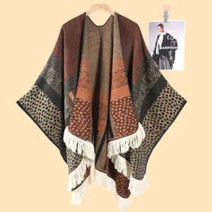 Detailansicht Strickschal mit Leopardenmuster, Farbmix und weißen Fransen am Saum