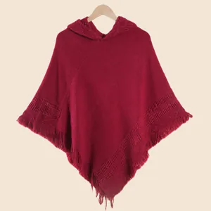 Détails du poncho en maille bordeaux avec bordures à franges et texture crochetée