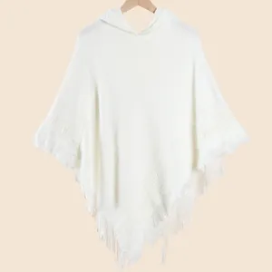 Poncho blanc en maille à capuche pour femme avec franges sur cintre en bois