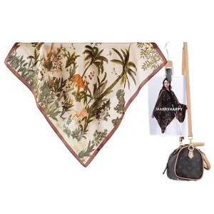 Foulard en soie 70cm à imprimé jungle tropicale et léopard noué sur un sac à main chic