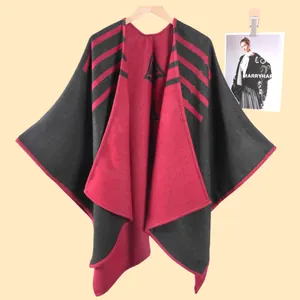 Dettaglio dello scialle in maglia bordeaux e antracite con bordi rifiniti e drappeggio