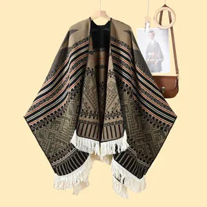 Châle en tricot ethnique aux motifs géométriques et franges blanches pour le voyage