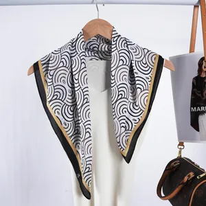Elegante foulard di seta con motivi geometrici neri bianchi e oro per donne