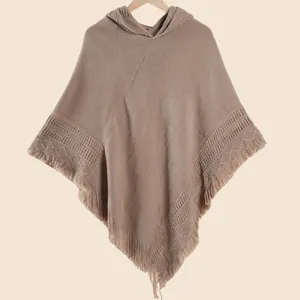 Poncho tricoté à capuche pour femme avec franges et motifs bohèmes en couleur taupe